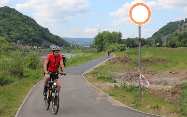 Uzavřený úsek Labské cyklostezky v Těchlovicích. Foto: Petr Sochůrek